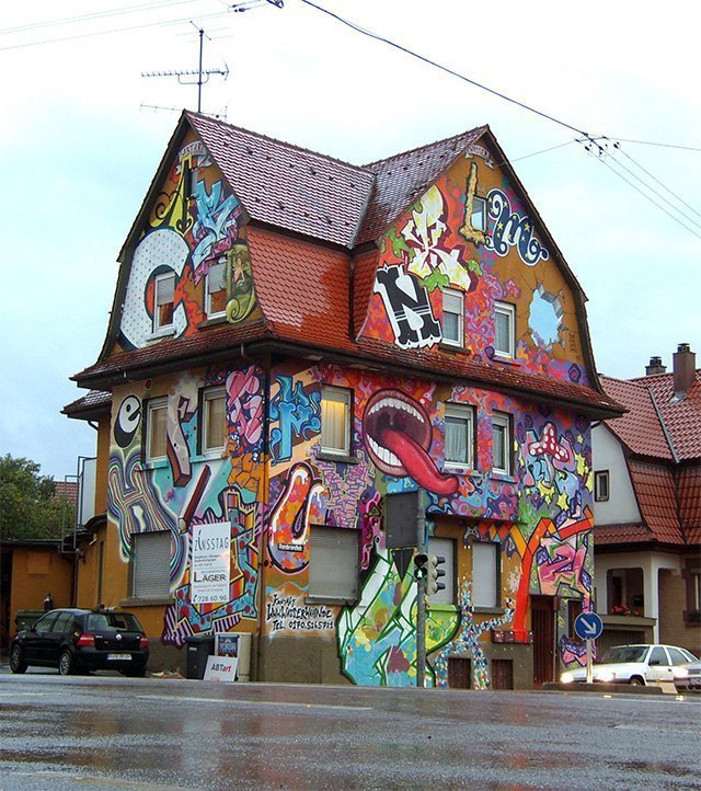 перекрашенный черный дом в Германии
