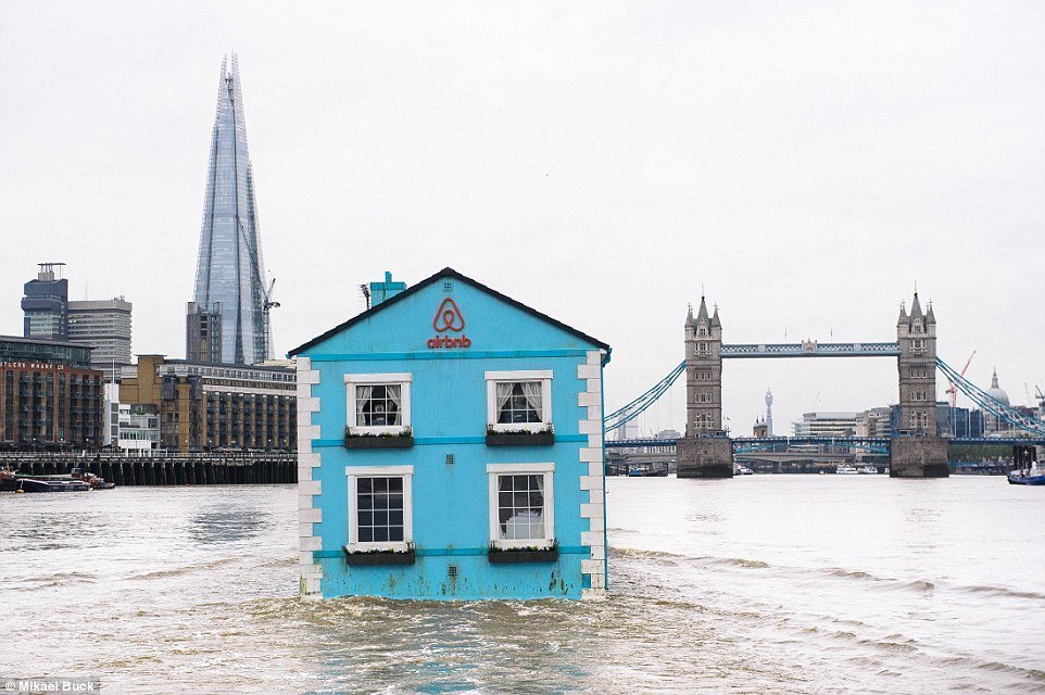 В Лондоне появился плавучий домик с призывом к активной аренде | Фотография 2 | ee24