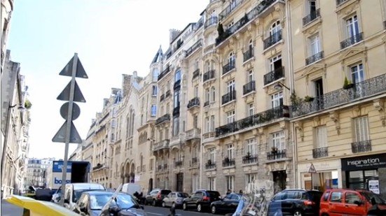 Дизайнеры сделали конфетку из 8-метровой квартиры в Париже