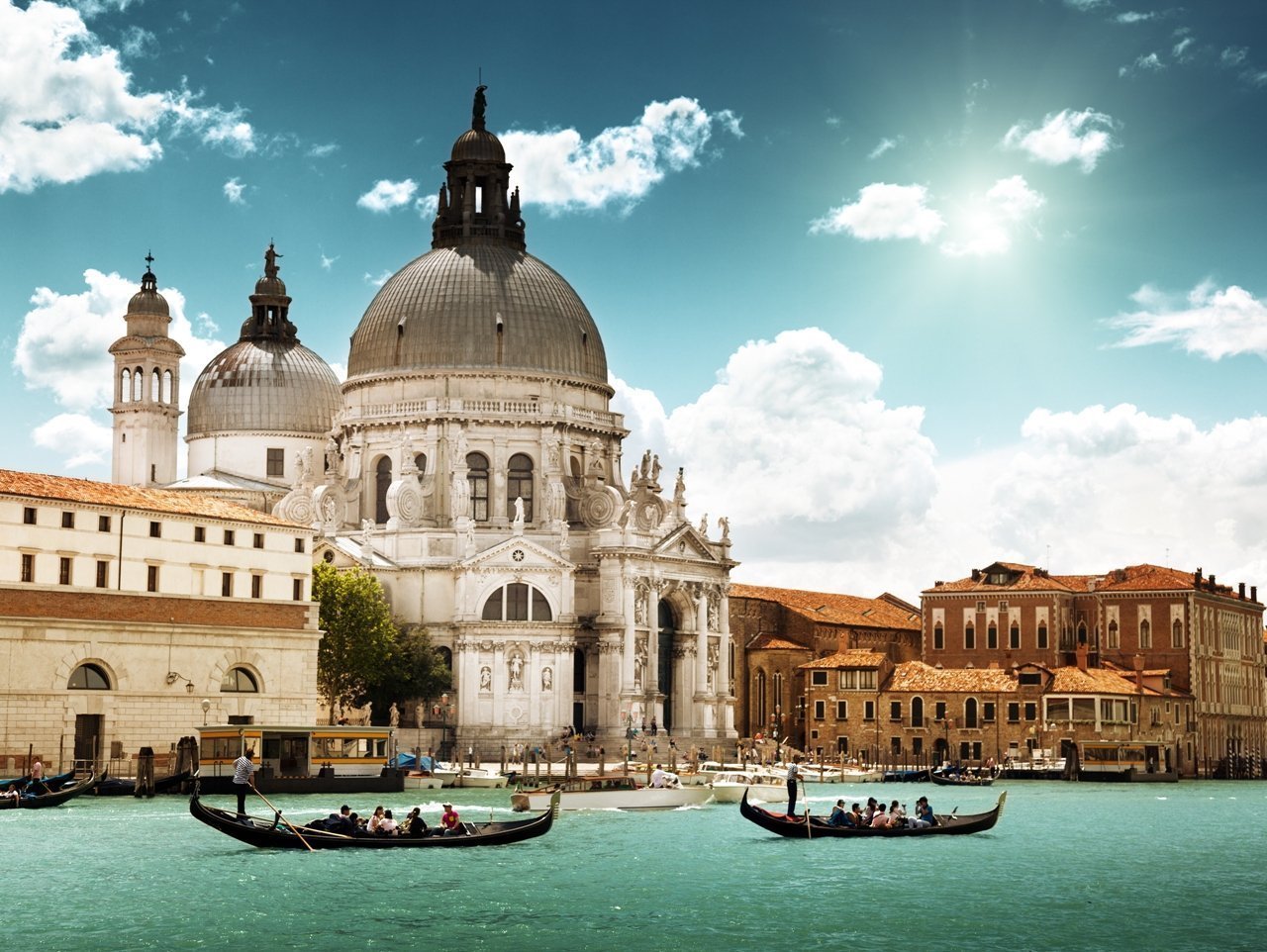 Гранд-канал - это один из самых популярных и известных каналов в Венеции