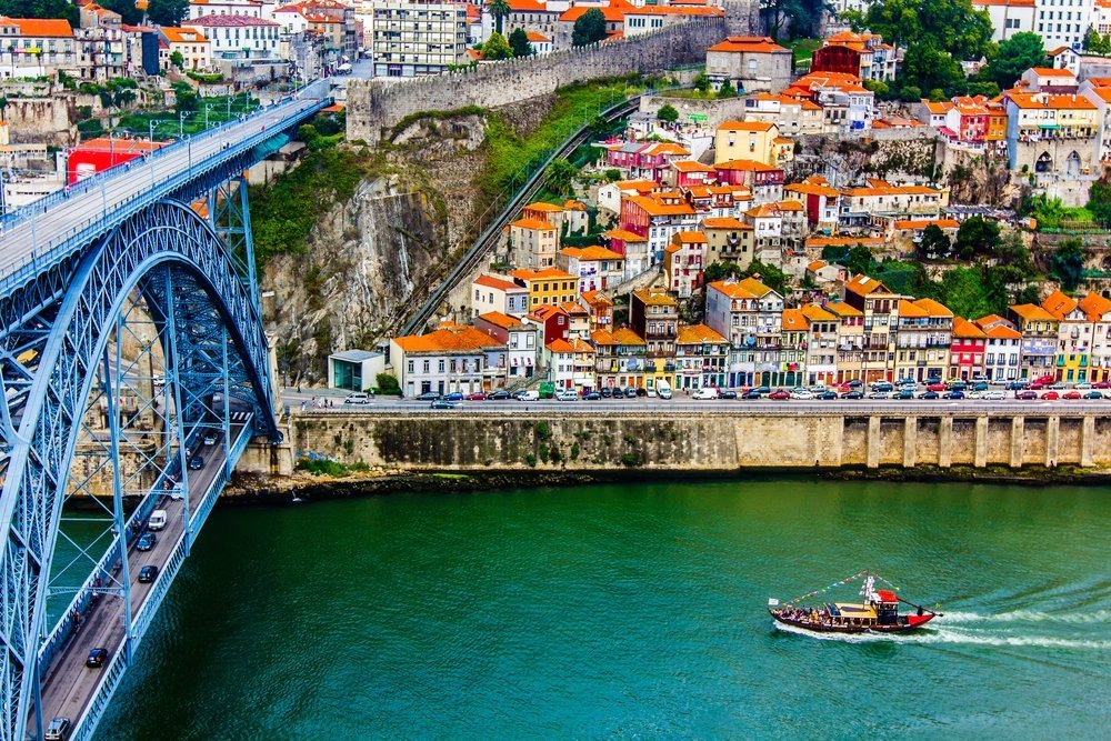 Поток туристов в Португалию значительно увеличился 