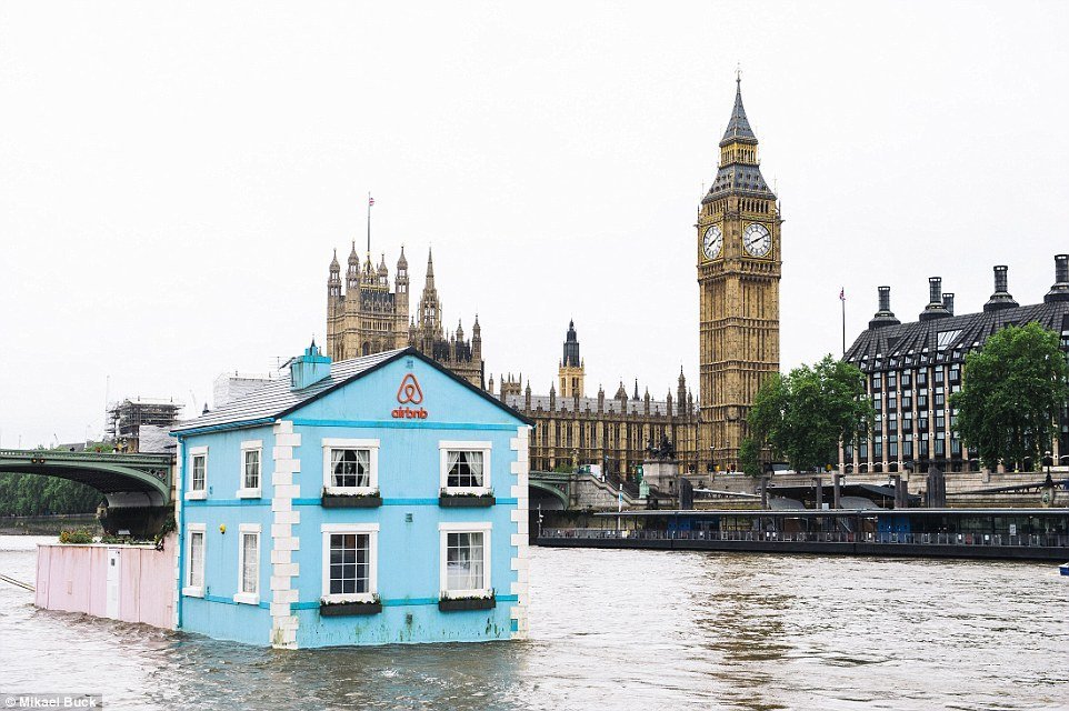 В Лондоне появился плавучий домик с призывом к активной аренде