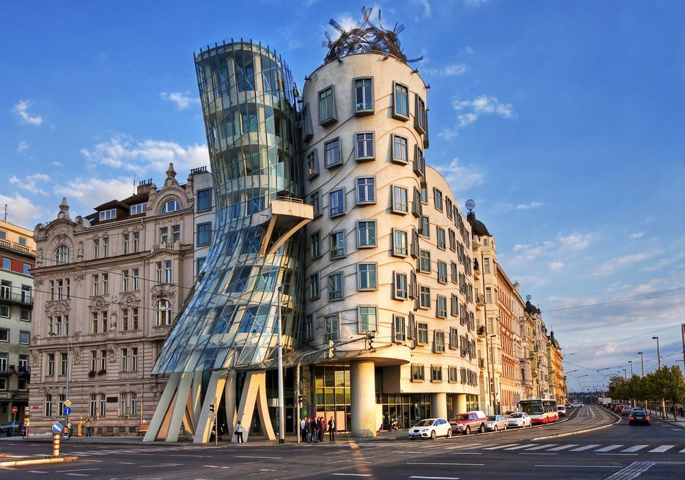 В Праге за €13 млн продали знаменитый "танцующий дом"