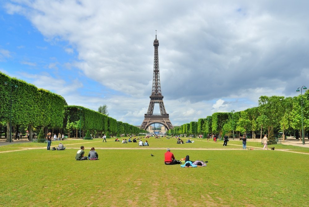 Число выданных паспортов Франции упало до рекордного показателя