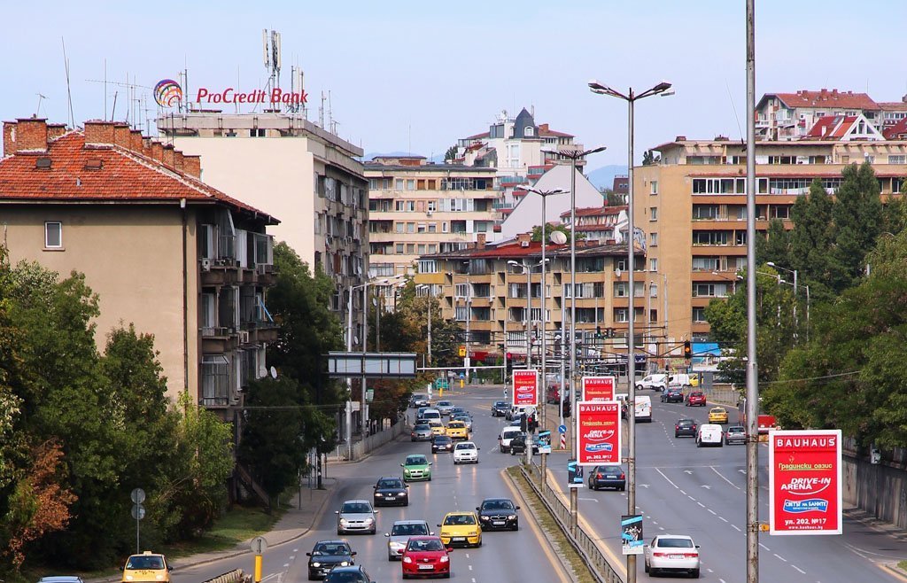 Особенности болгарской парковки. Машины бросают на улице