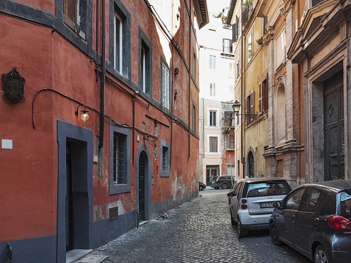 В Риме обнаружен самый маленький дом, где нельзя махать руками